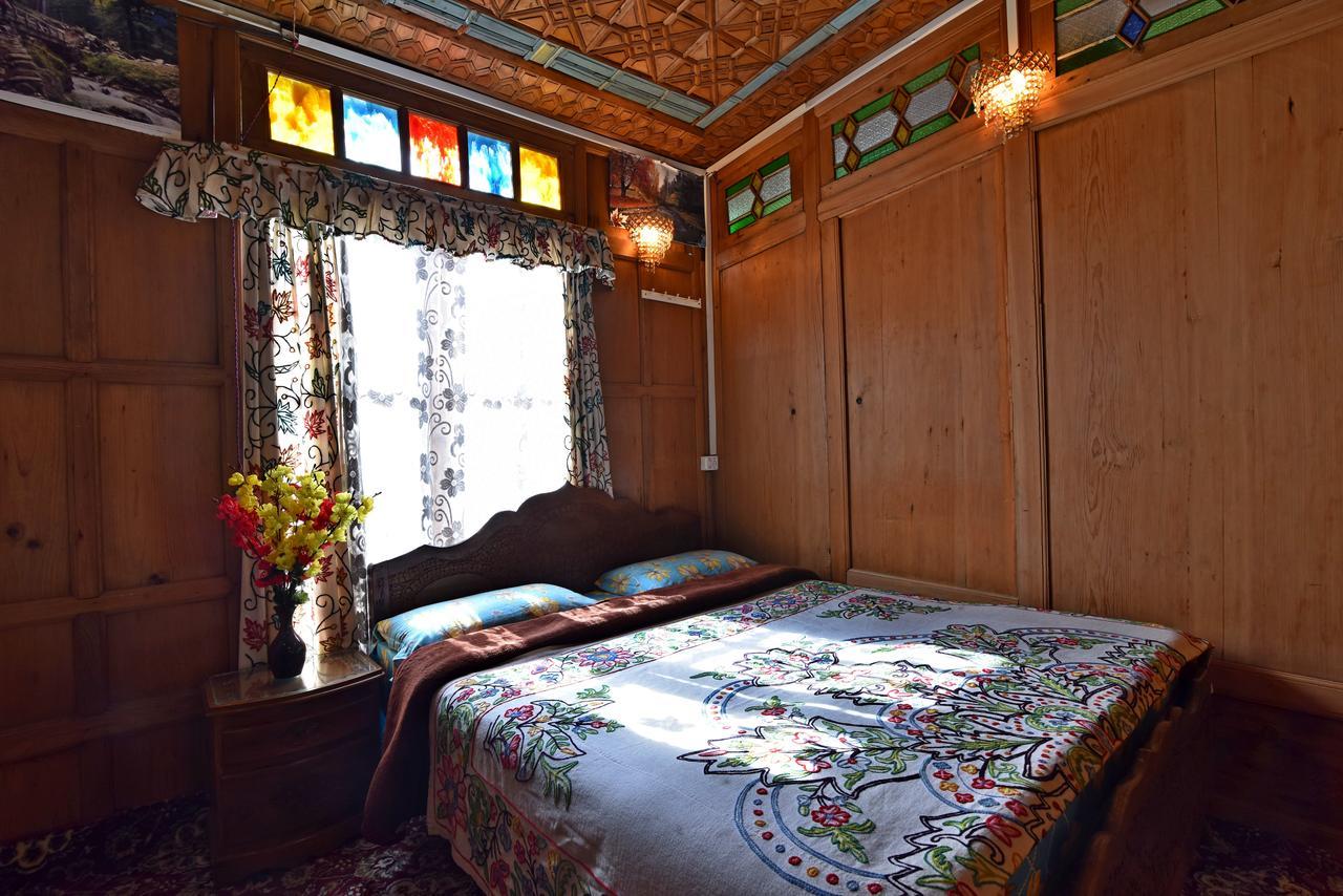 Palace Group Of House Boats Hotel Srinagar (Jammu and Kashmir)