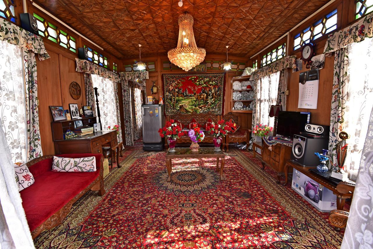 Hotel Palace Group Of House Boats