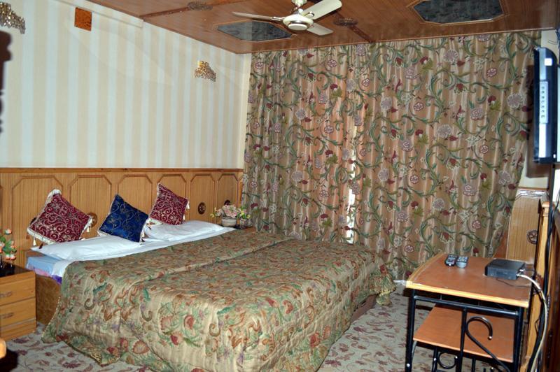 Hotel Shah Abbas At Dal Lake Srinagar (Jammu and Kashmir)