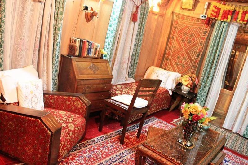 Houseboat Pride Of India 3*