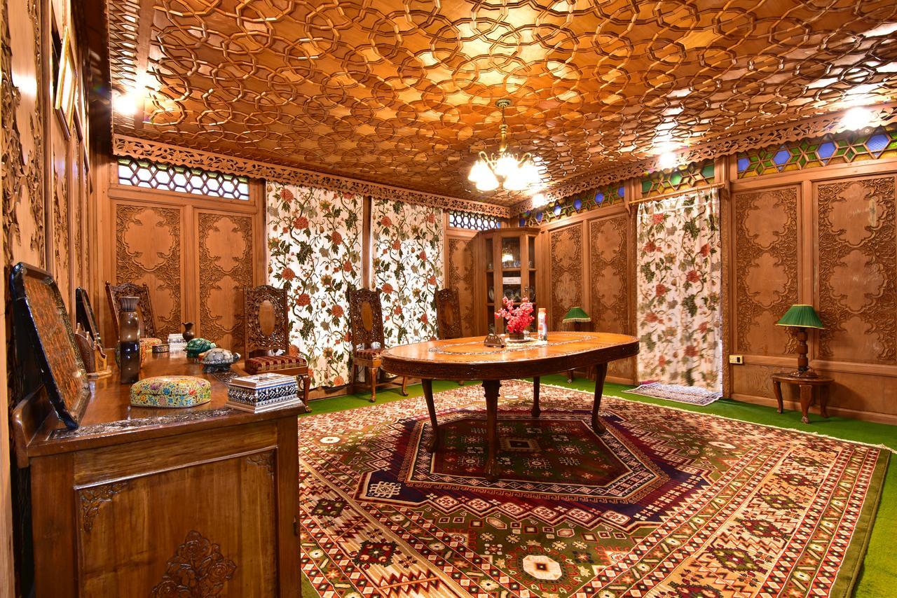 Botel Houseboat Inshallah