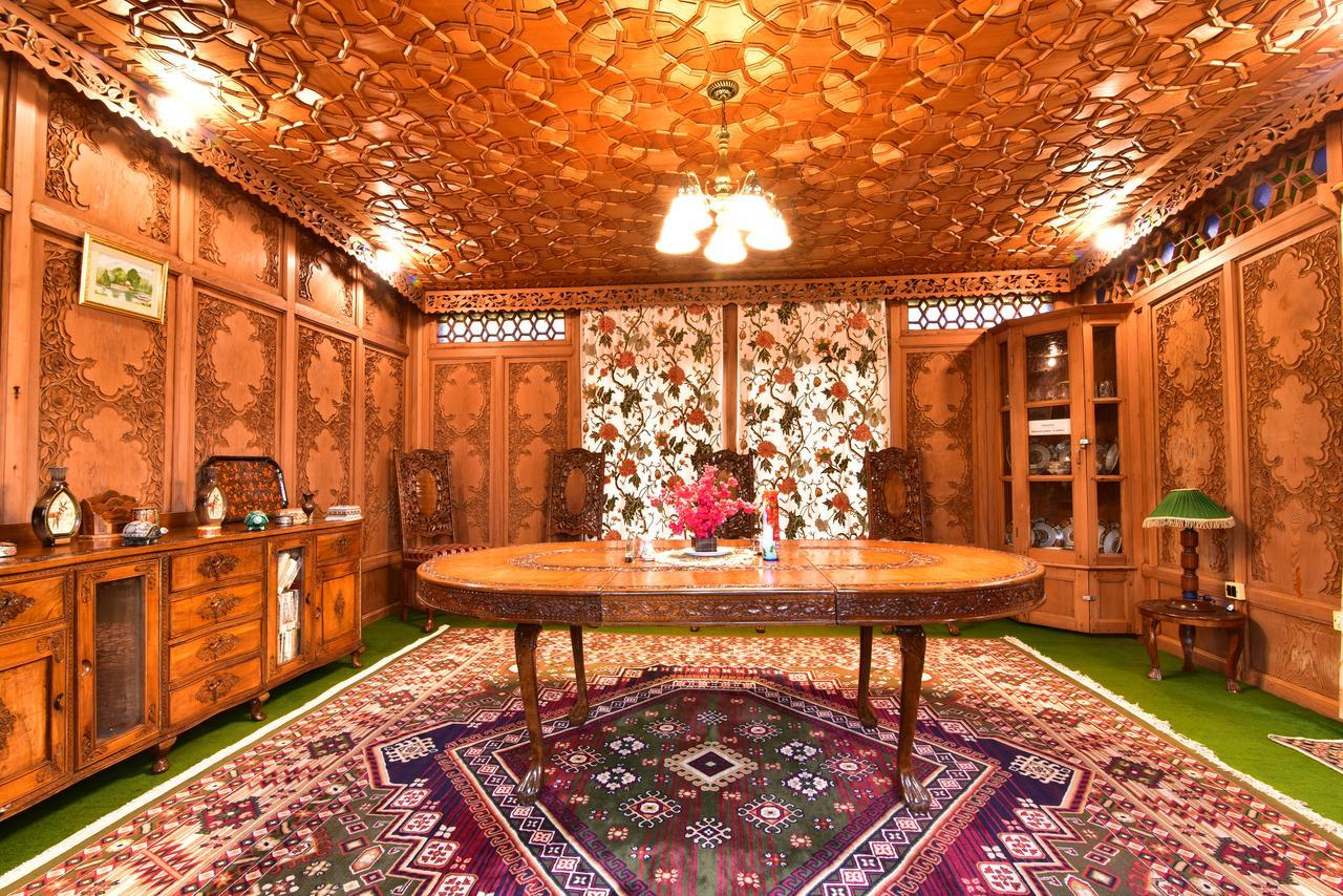 Botel Houseboat Inshallah