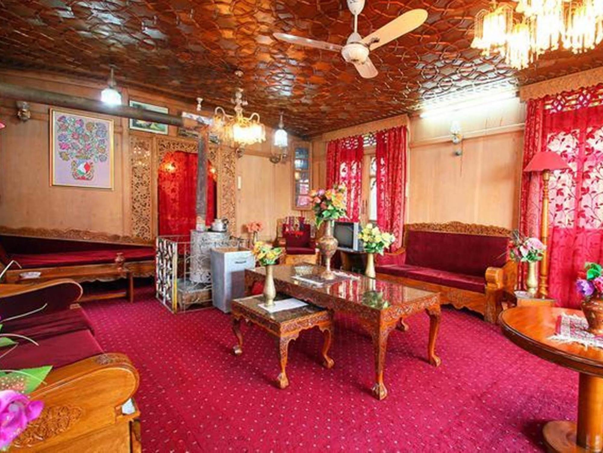 Lake Victoria Houseboat Botel