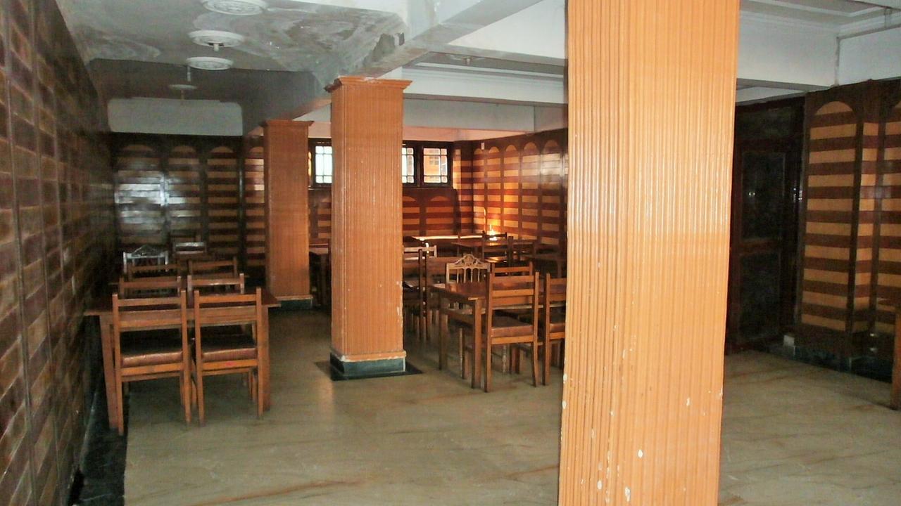 Hotel Isfhan Srinagar (Jammu and Kashmir)