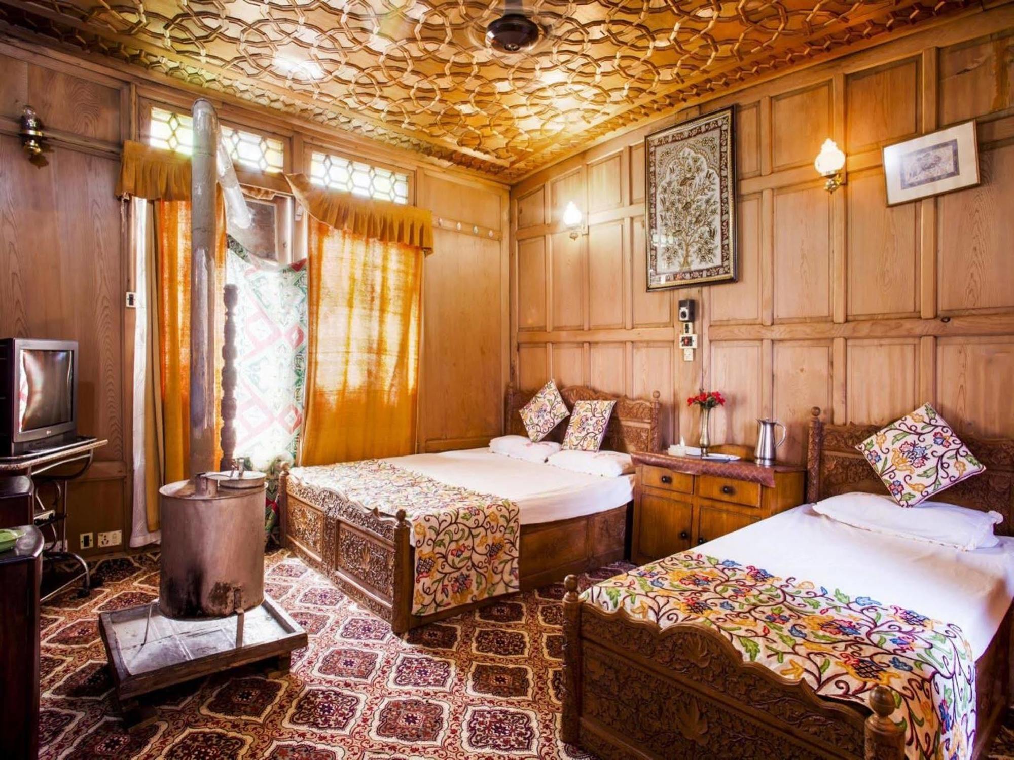 The Shelter Group Of Houseboats & Tour Organiser Botel 3*