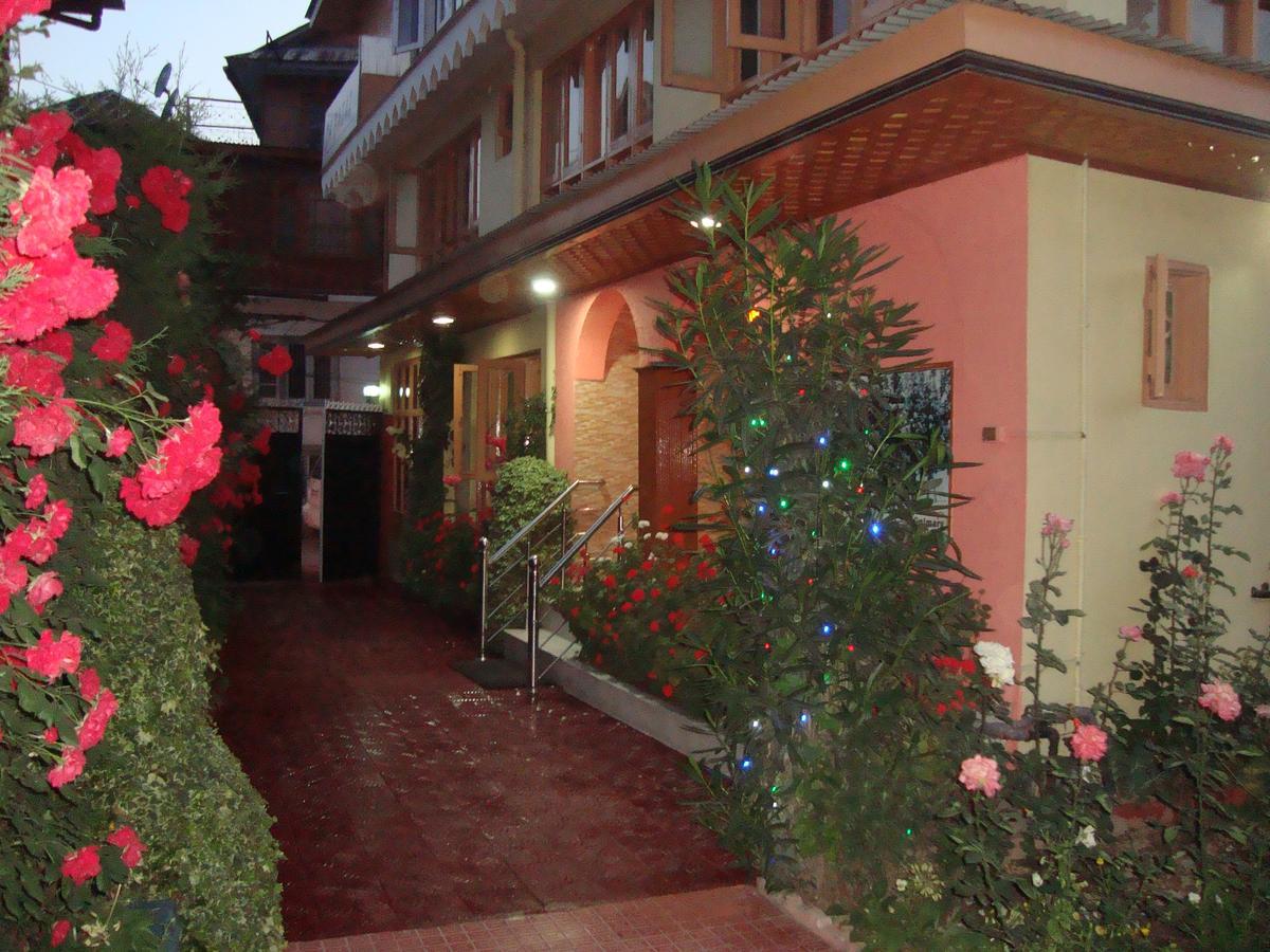 Hotel Jh Bazaz Srinagar (Jammu and Kashmir)