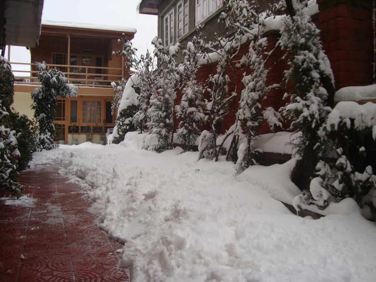 Jh Bazaz * Srinagar (Jammu and Kashmir)