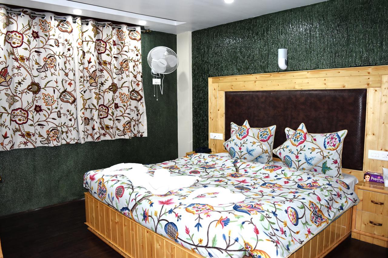 Holiday Hotel