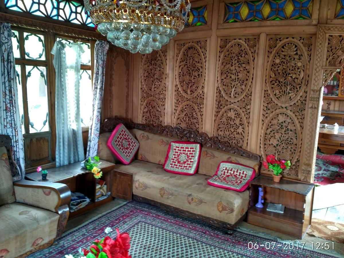 House Boat New Manora Srinagar (Jammu and Kashmir)