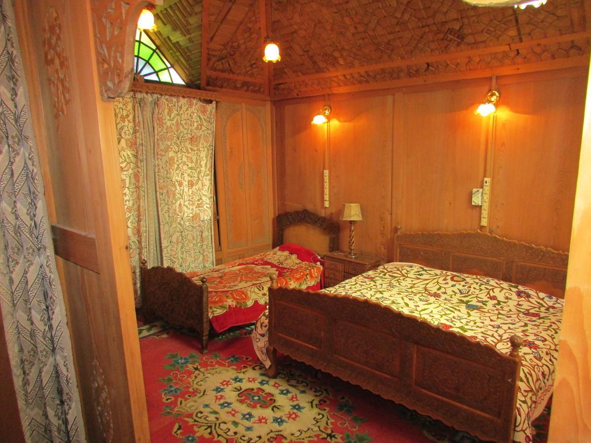 House Boat New Manora