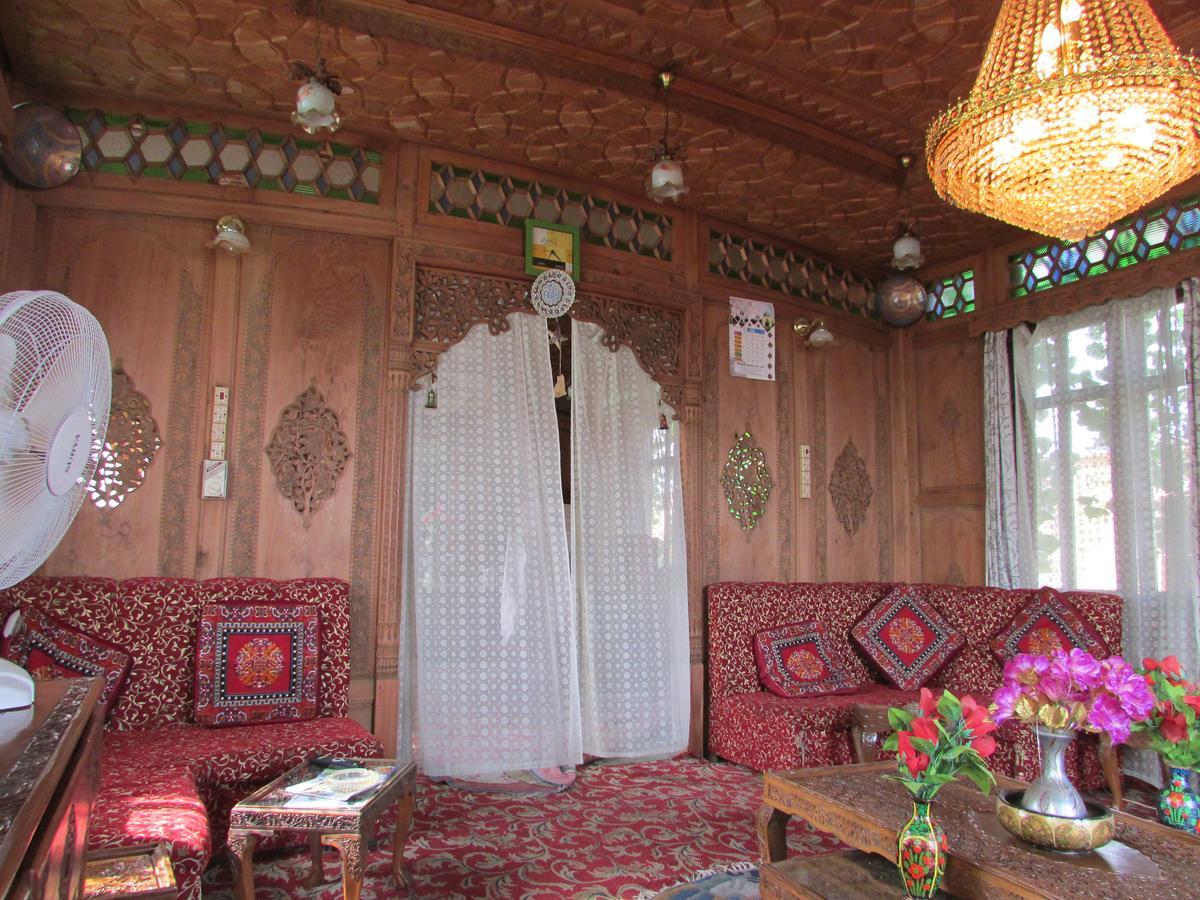 House Boat New Manora 2* Srinagar (Jammu and Kashmir)