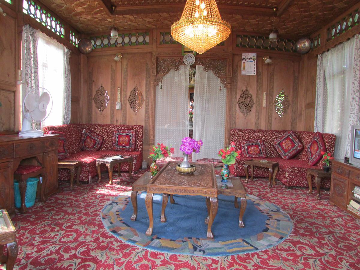 House Boat New Manora 2*