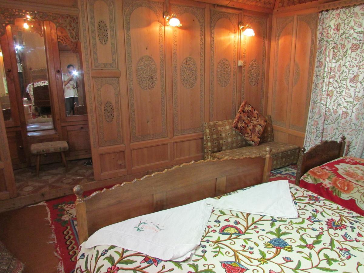House Boat New Manora 2*