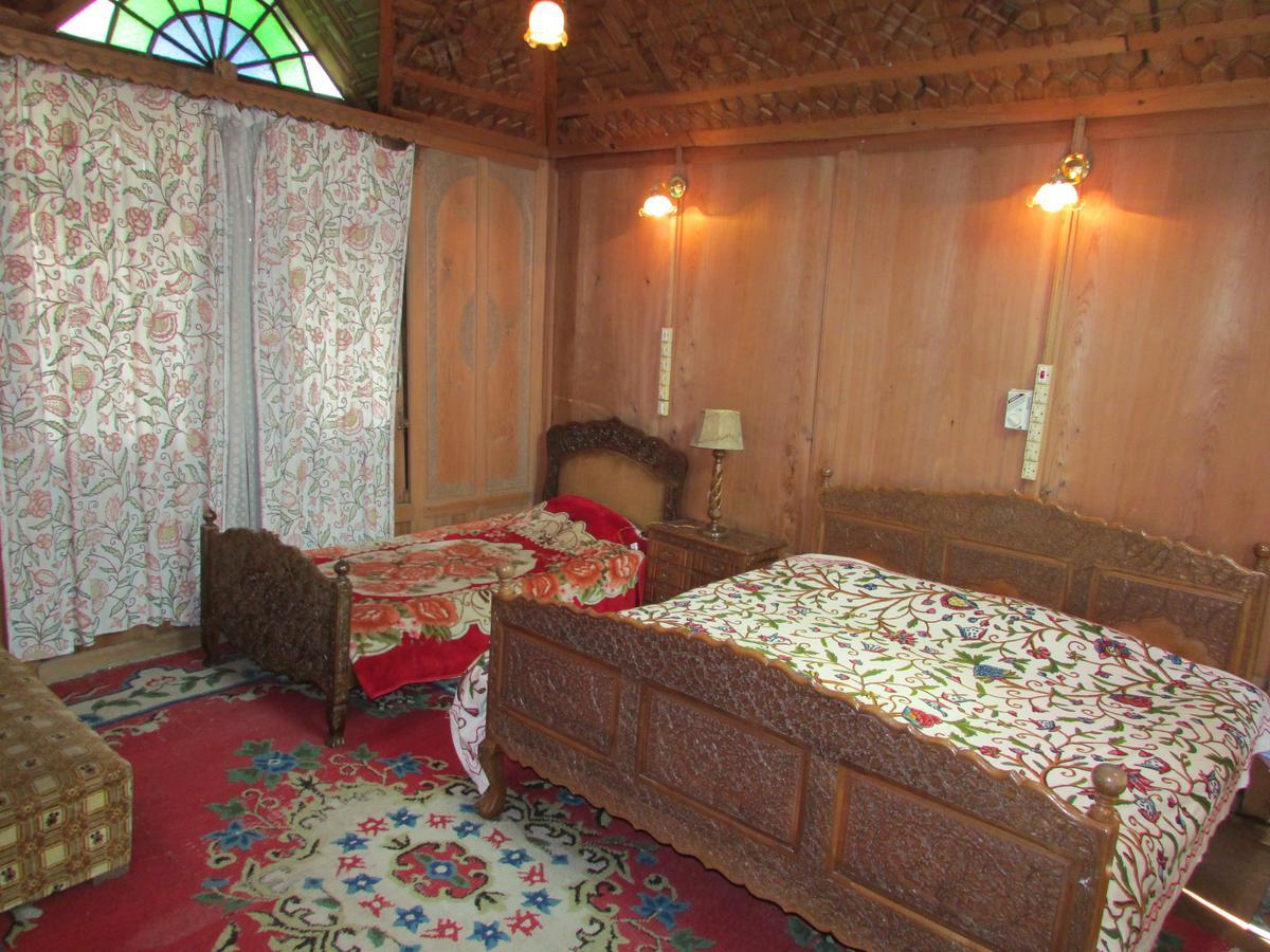 House Boat New Manora 2* Srinagar (Jammu and Kashmir)