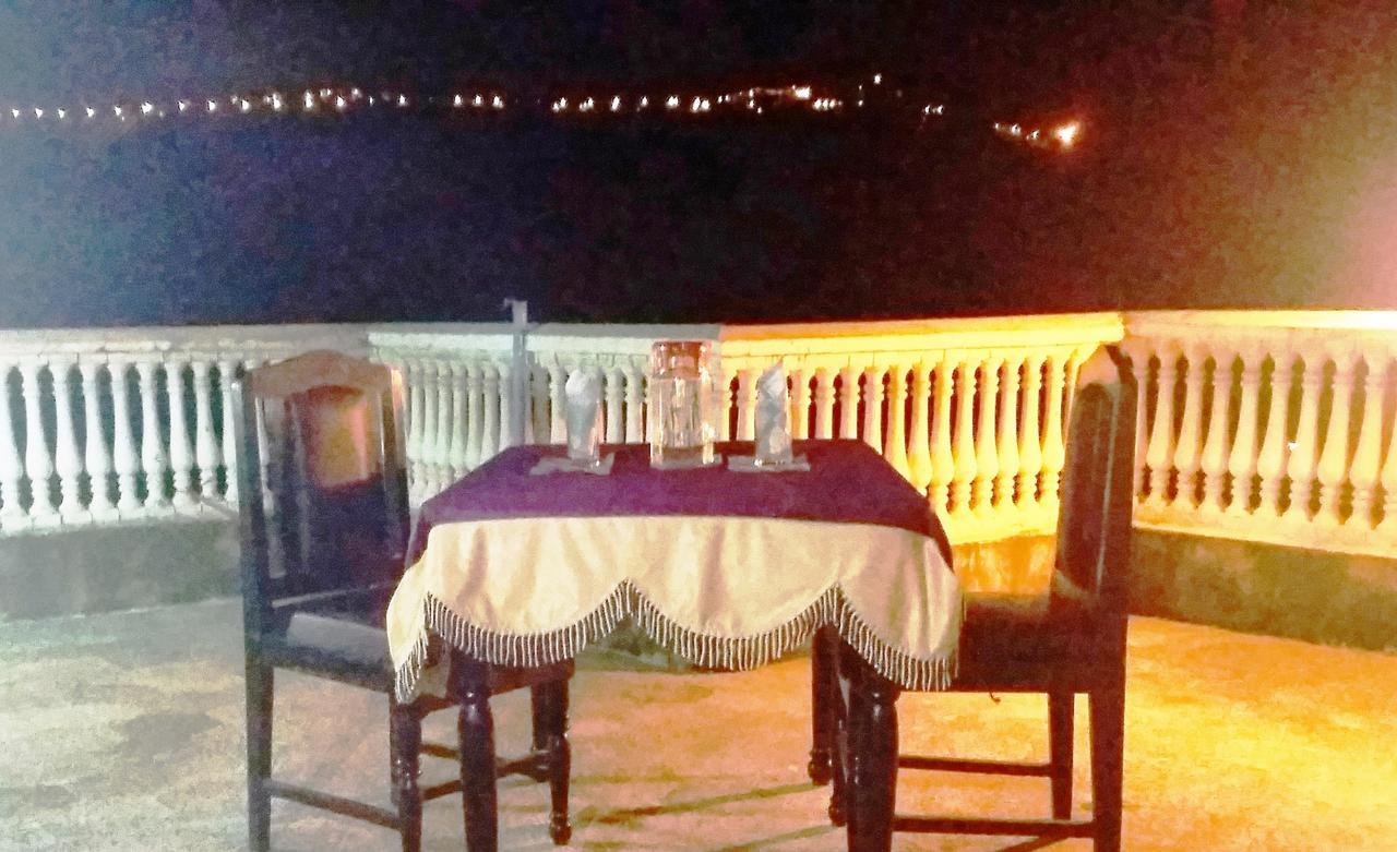 Hotel Aman Palace Srinagar (Jammu and Kashmir)