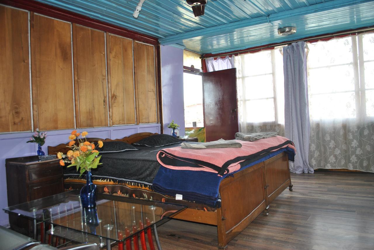 Hotel Lake Side Srinagar (Jammu and Kashmir)
