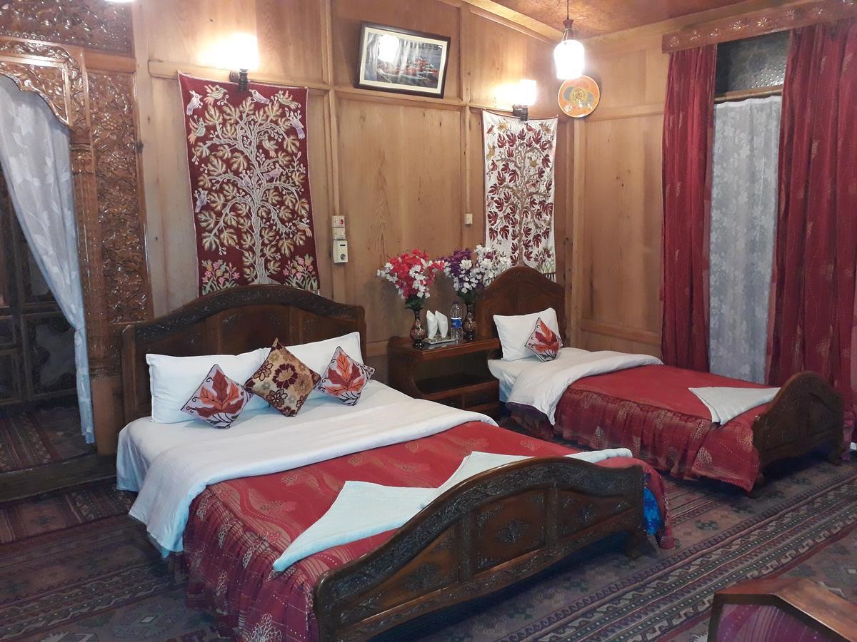 Hotel New Manhattan Group Of Houseboats