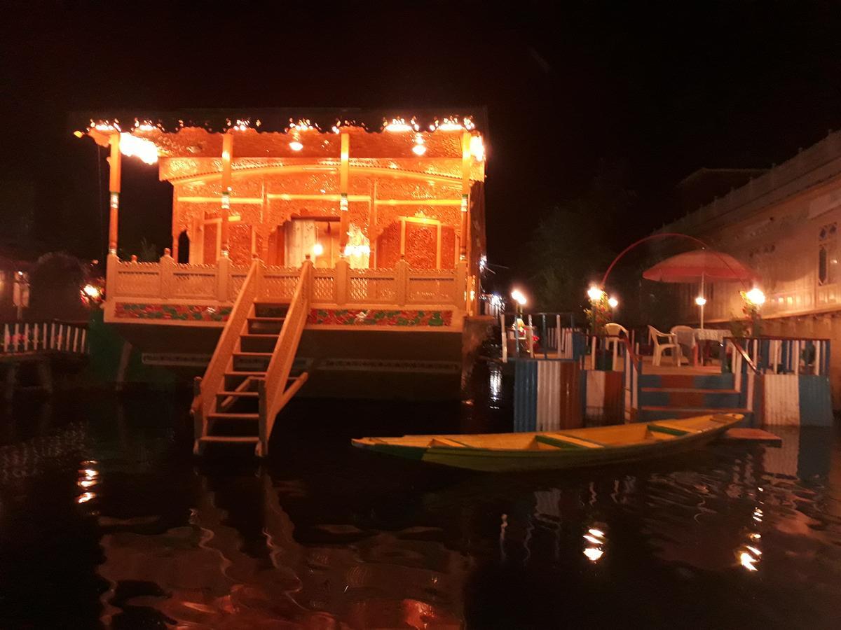 New Manhattan Group Of Houseboats Hotel