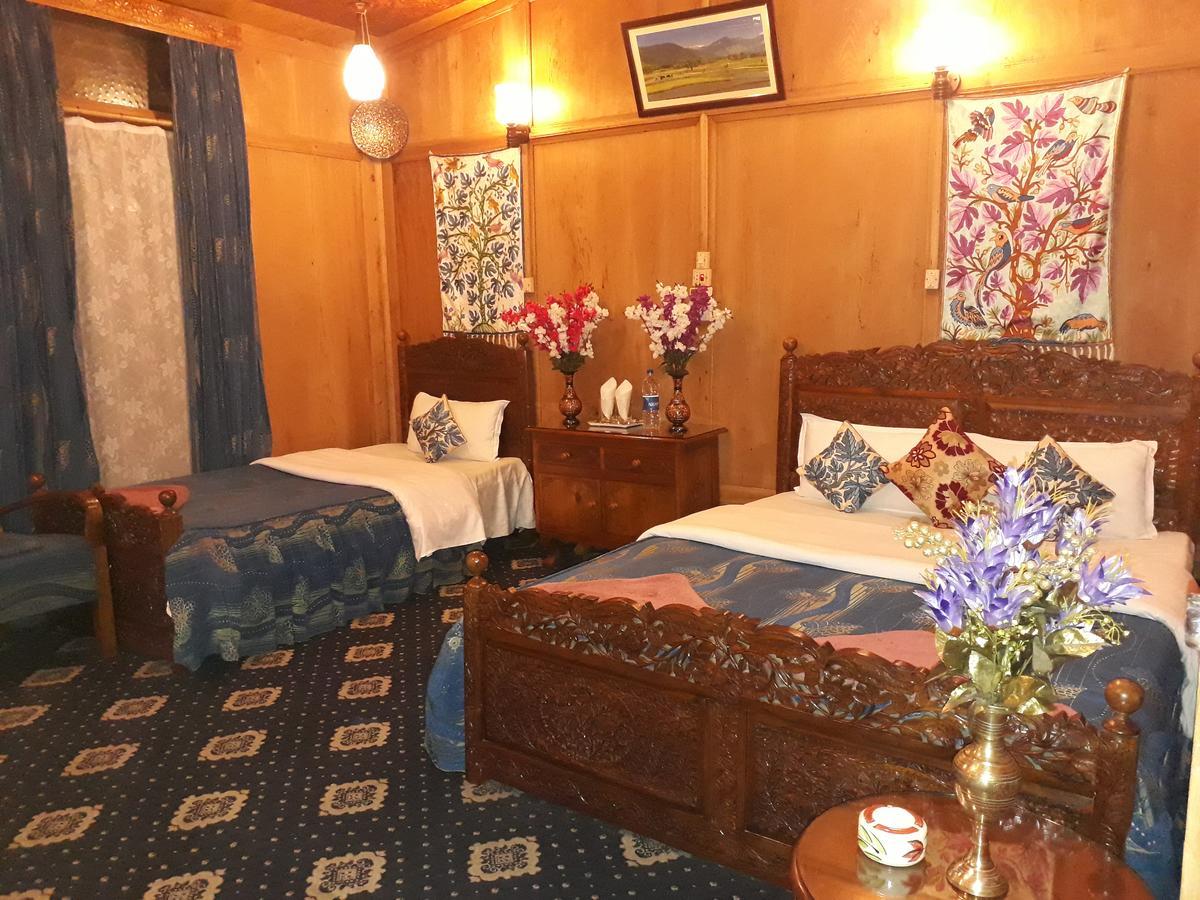 Hotel New Manhattan Group Of Houseboats
