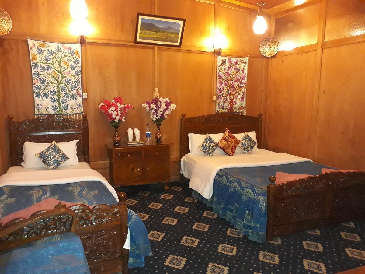 New Manhattan Group Of Houseboats Hotel