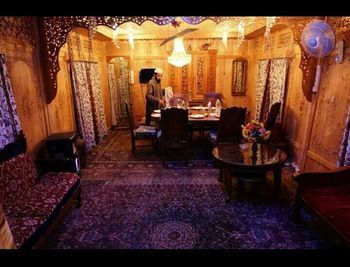 Botel The Altaf Group Of Houseboats