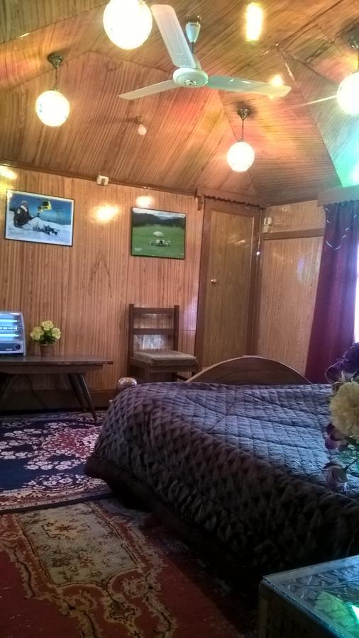 Houseboat Shagoo Palace