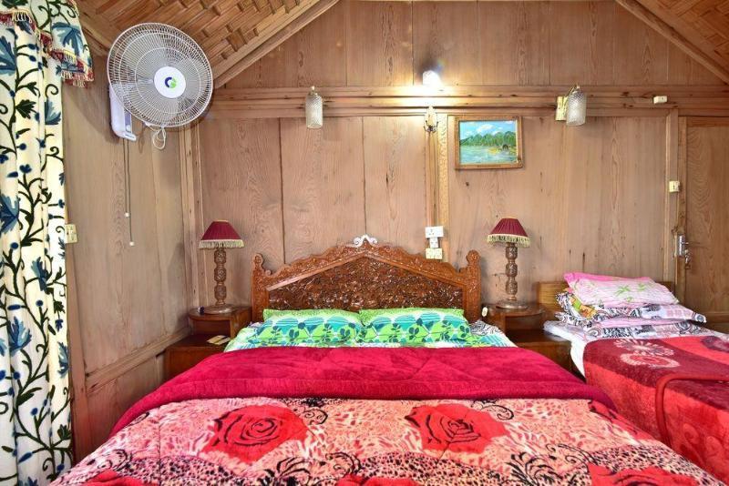 Peacock Houseboats 4*