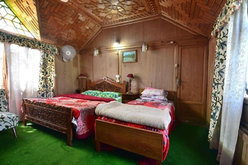 Peacock Houseboats 4*