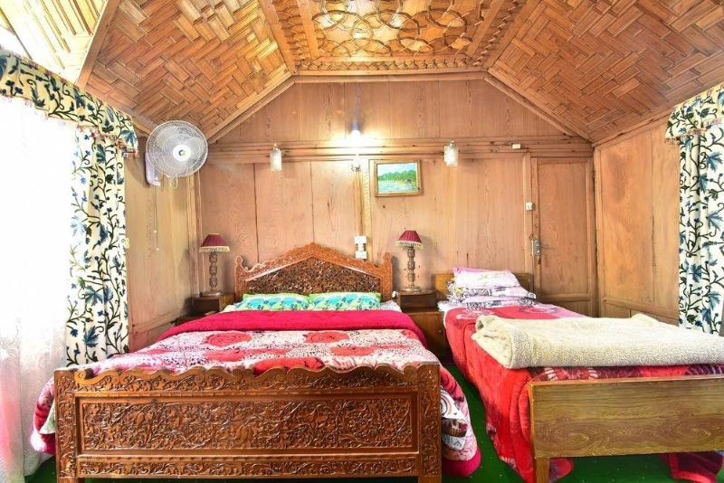 Peacock Houseboats Hotel 4*