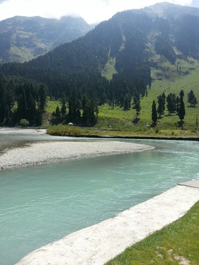 Hotel Houseboat - City Of Kashmir 2*