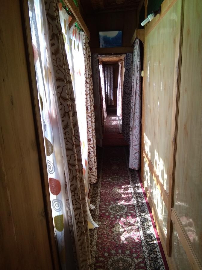Hotel Houseboat - City Of Kashmir 2*