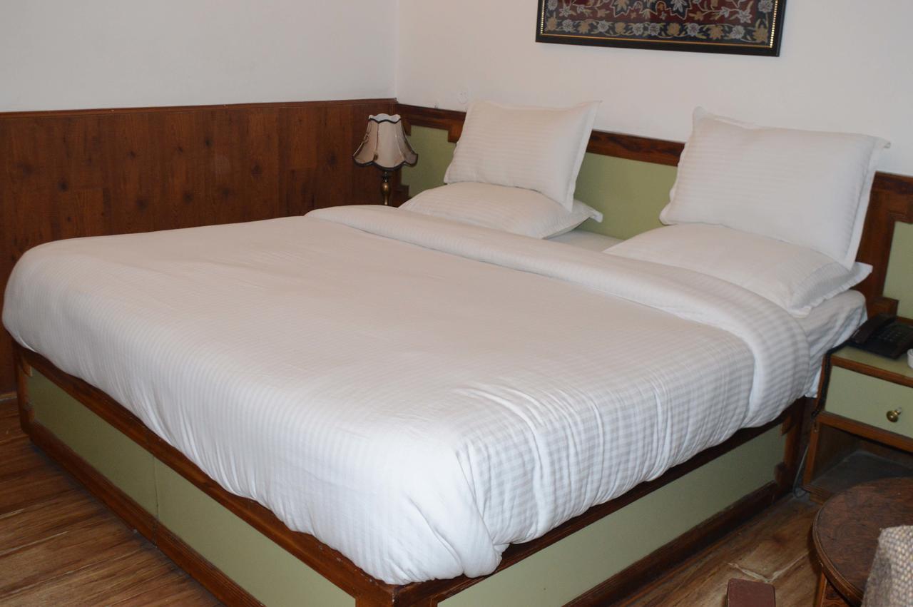Standard And Resturant 3* Srinagar (Jammu and Kashmir)