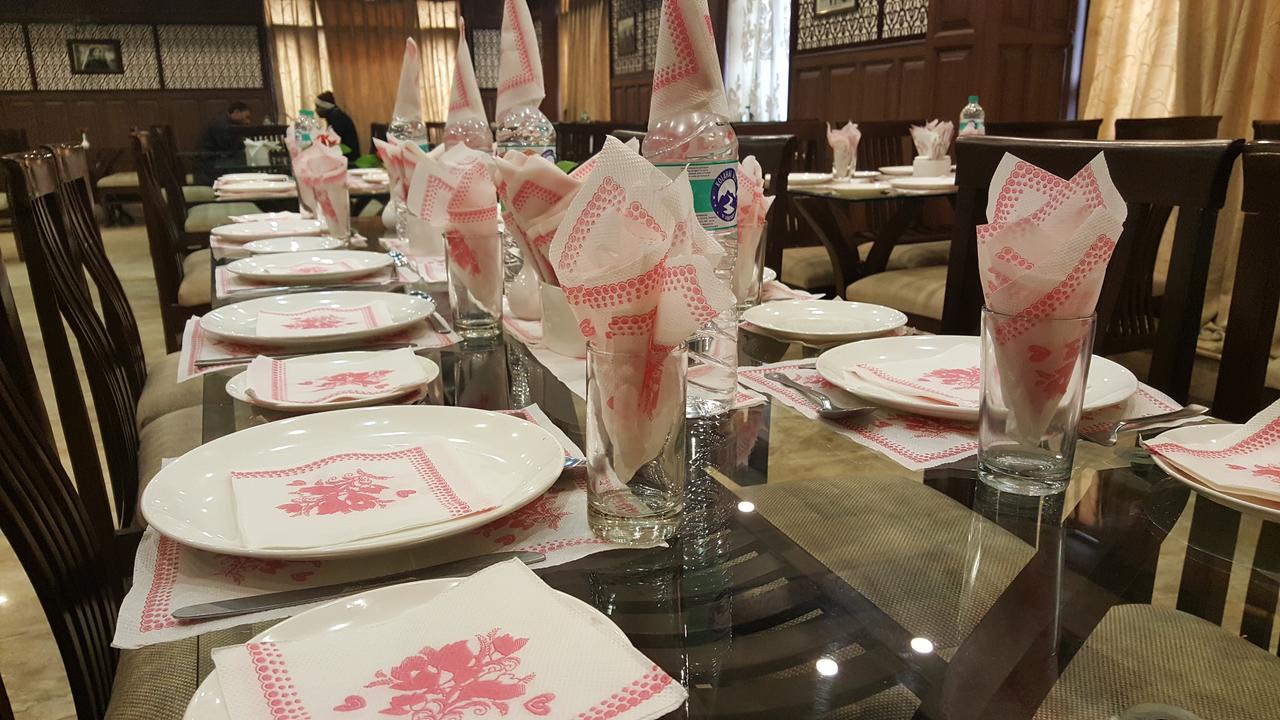 Standard And Resturant 3* Srinagar (Jammu and Kashmir)
