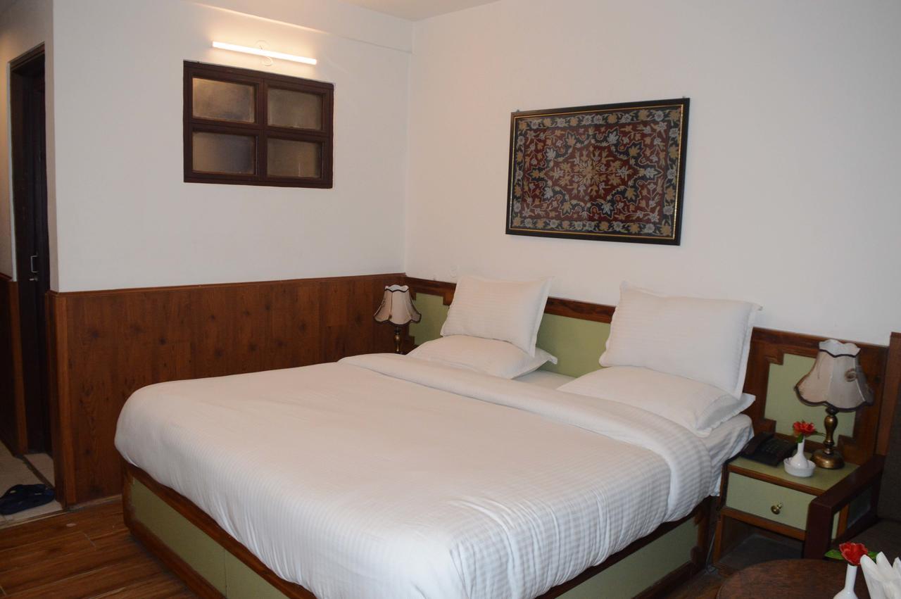 Standard And Resturant 3* Srinagar (Jammu and Kashmir)