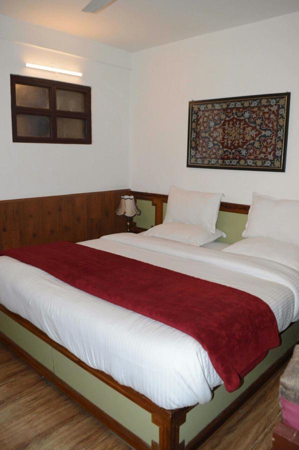 Standard And Resturant 3* Srinagar (Jammu and Kashmir)