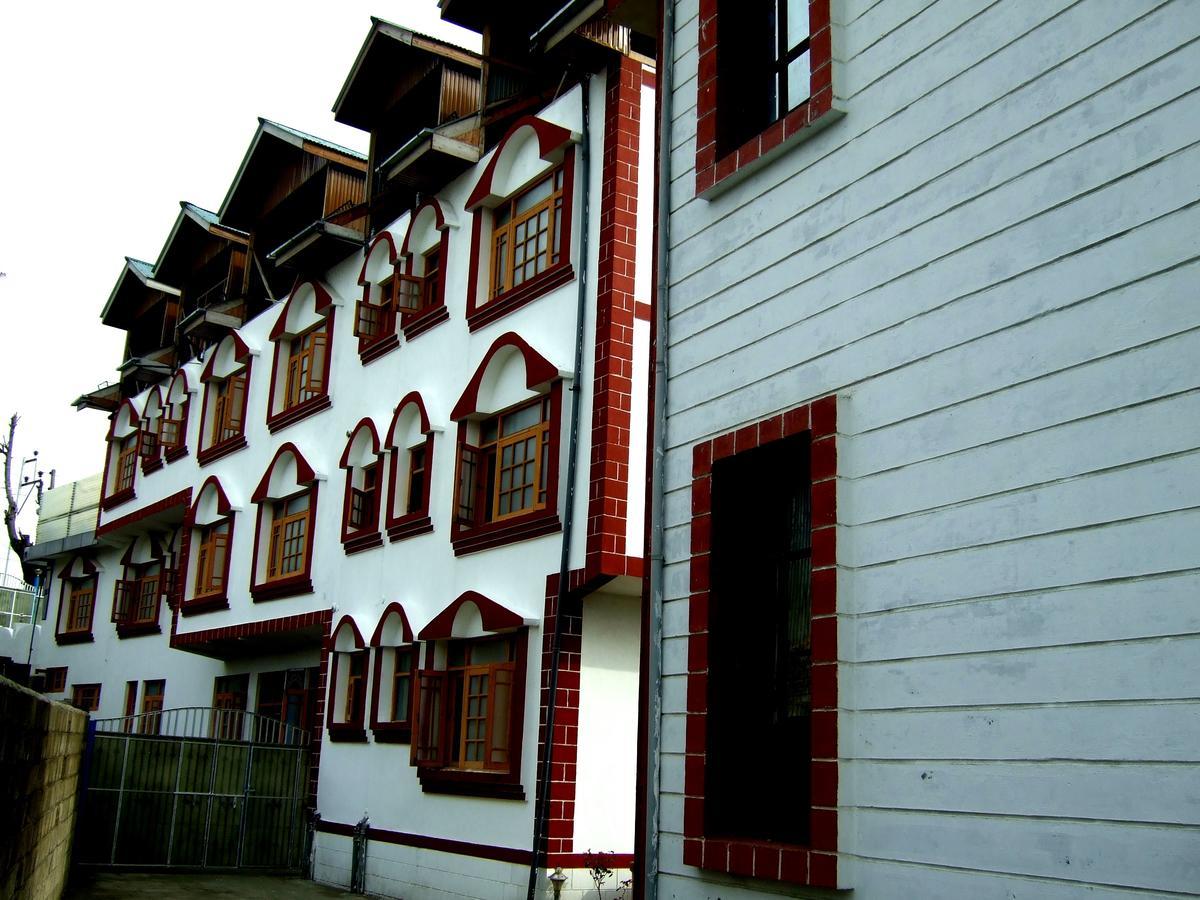 Nishat * Srinagar (Jammu and Kashmir)