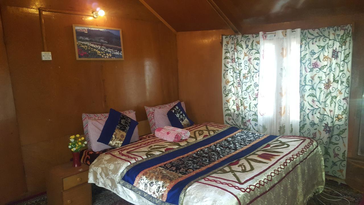 Botel Houseboat Altaf And Transportation Srinagar (Jammu and Kashmir)