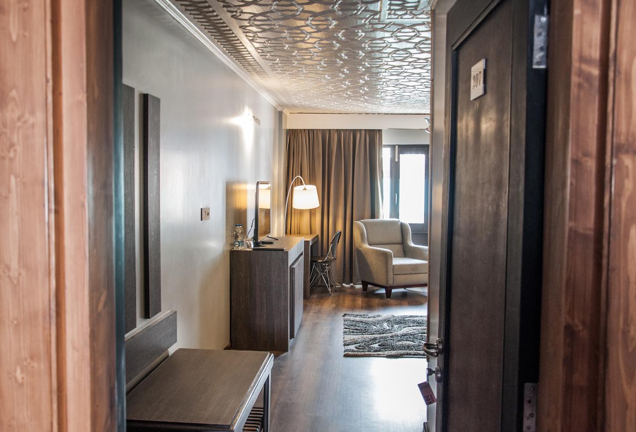 Hotel Ahdoos Srinagar (Jammu and Kashmir)