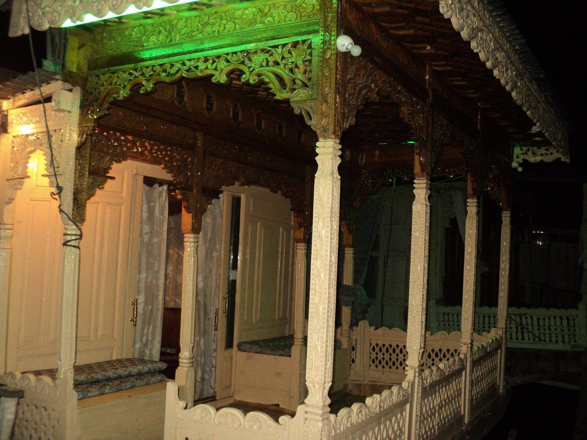 Botel H.B Zamrud Srinagar (Jammu and Kashmir)