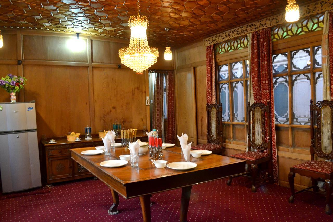 Nazneen Group Of Houseboats Bed & Breakfast