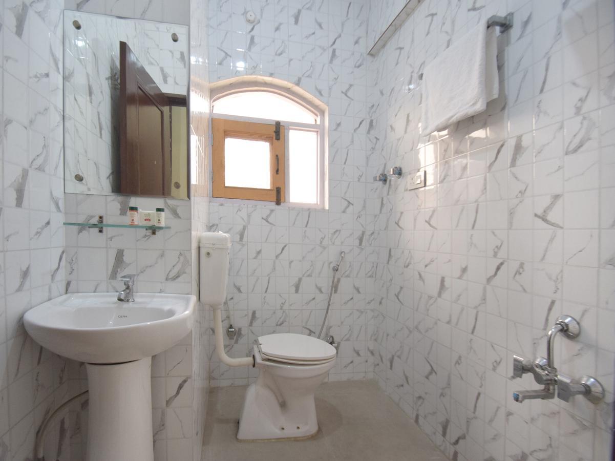 Oyo 12202 Samar Hotel Srinagar (Jammu and Kashmir)