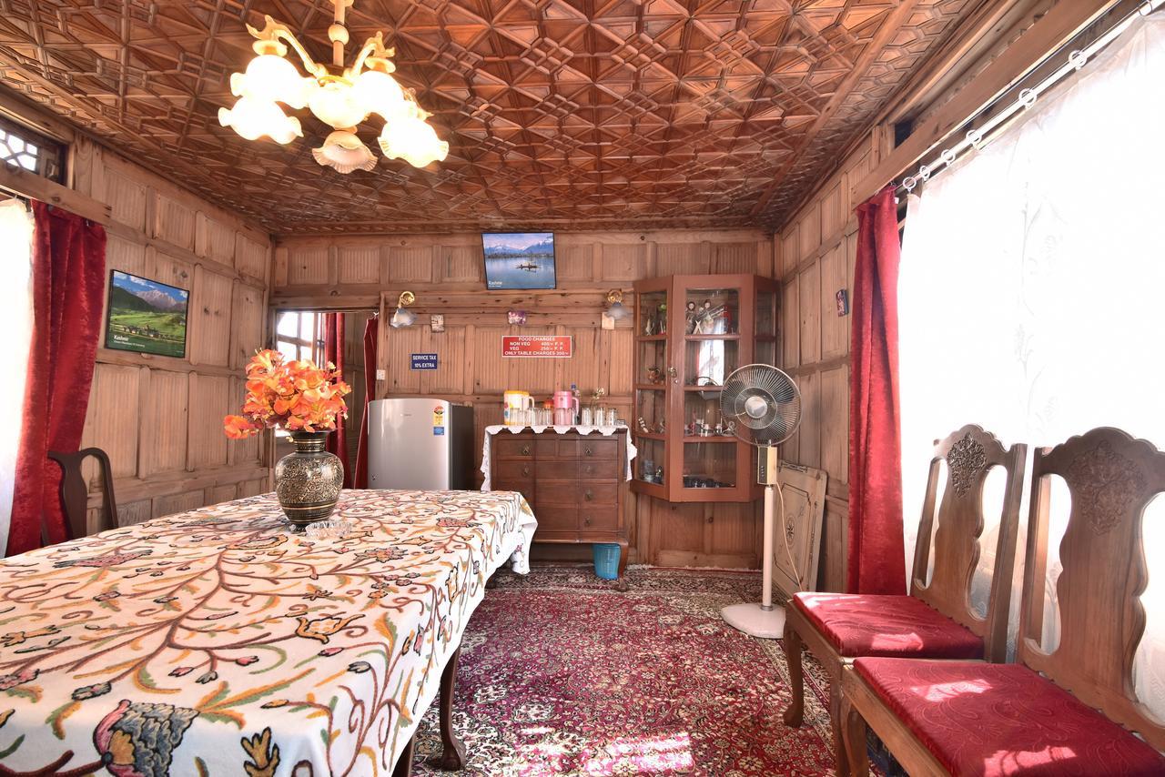 Botel Golden Hopes Group Of Houseboats Srinagar (Jammu and Kashmir)