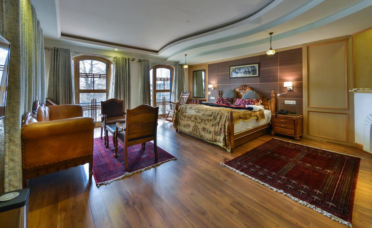 Kashmir Mahal Resorts *