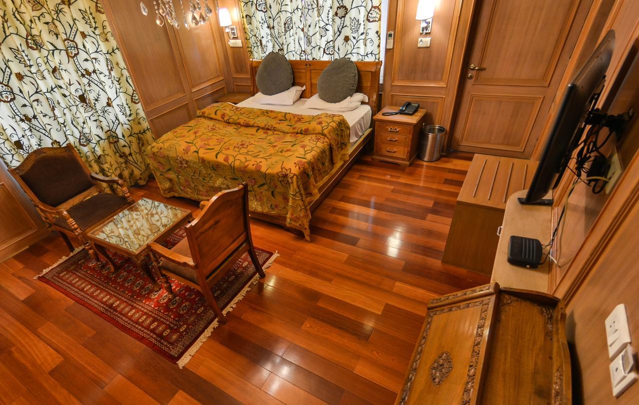 Kashmir Mahal Resorts *
