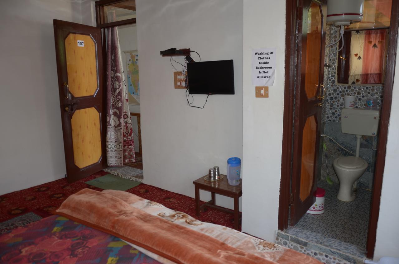 Howrah Hotel Srinagar (Jammu and Kashmir)