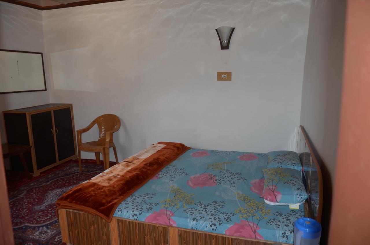 Howrah Hotel Srinagar (Jammu and Kashmir)