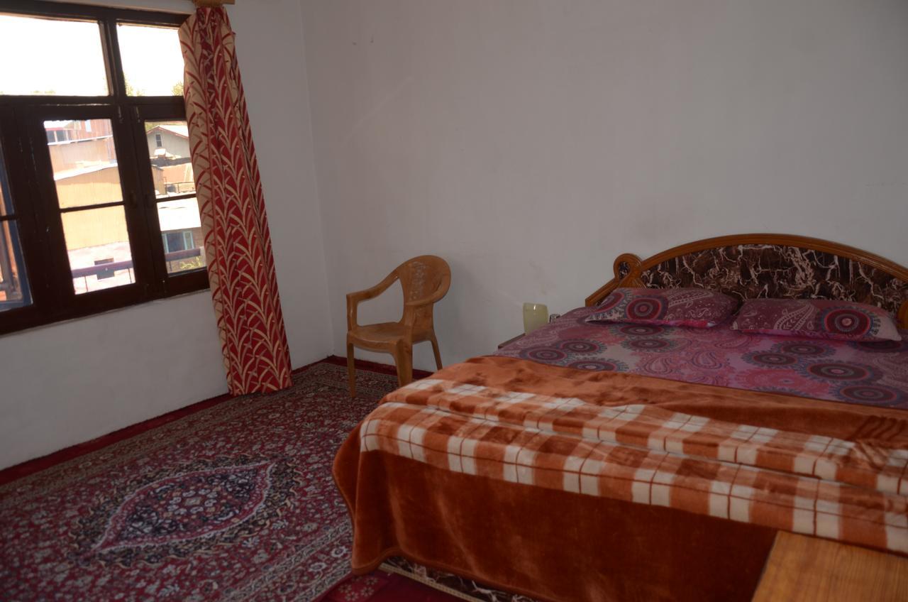 Howrah Hotel Srinagar (Jammu and Kashmir)