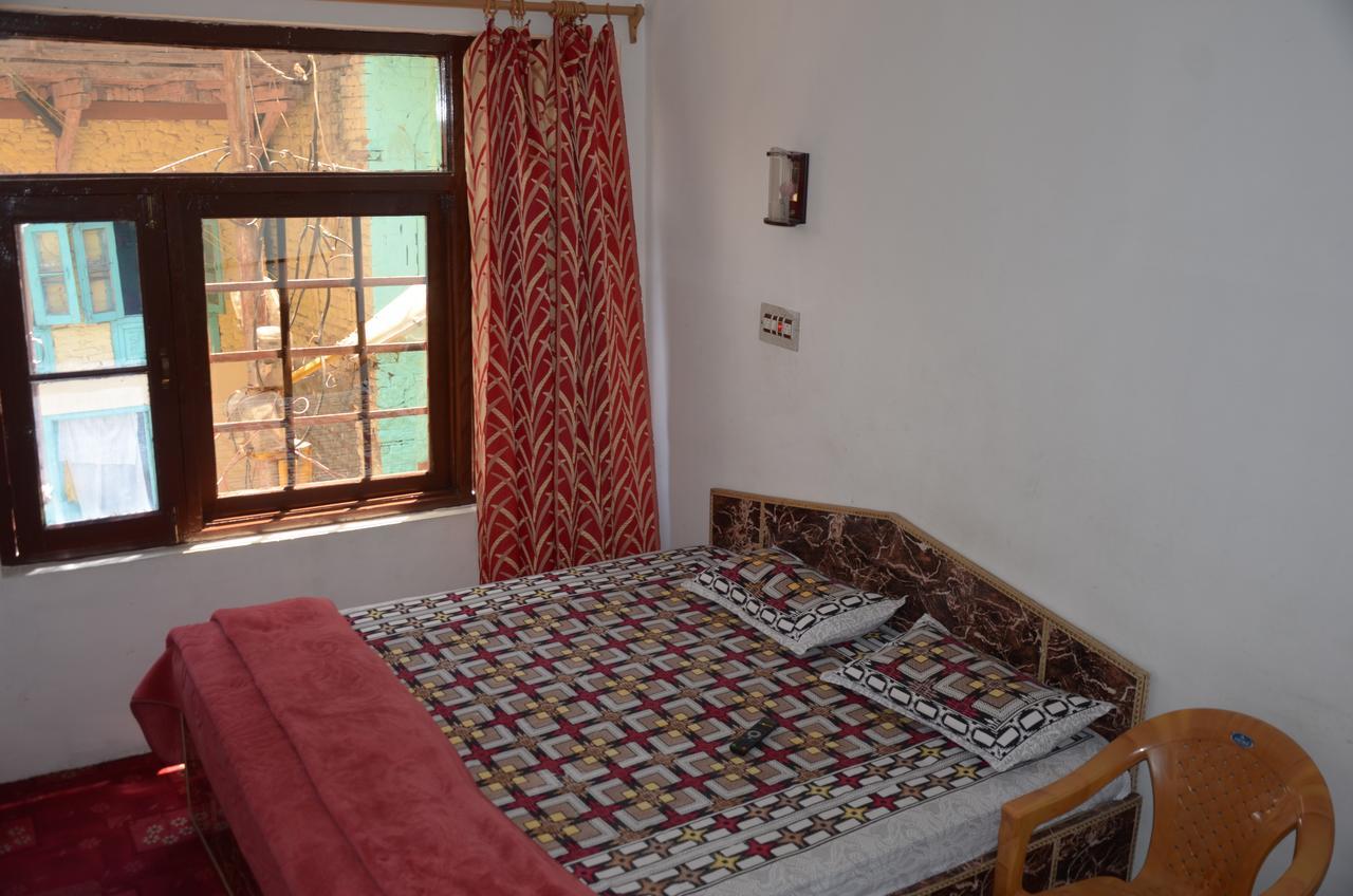 Howrah Hotel Srinagar (Jammu and Kashmir)