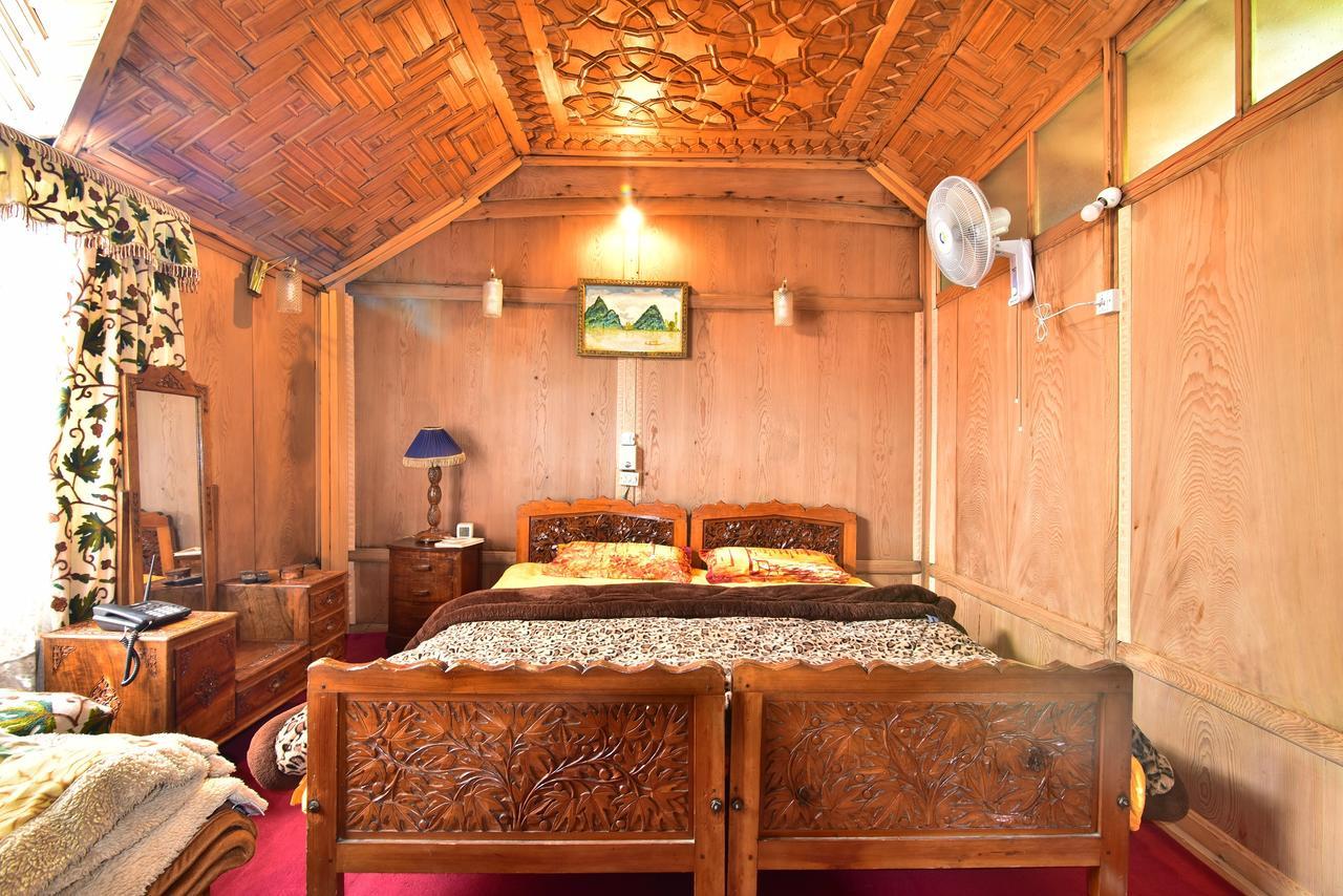 Golden Hopes Group Of Houseboats Botel 3*