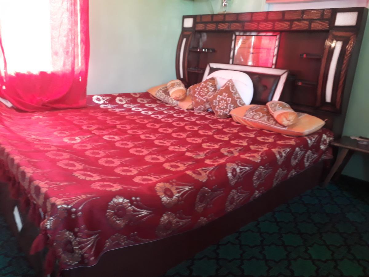 Houseboat Holiday Srinagar (Jammu and Kashmir)